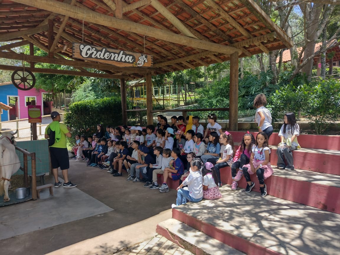 Turmas do 1º e 2º Ano visitam o Bichomania Parque Fazenda